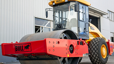 Каток грунтовый полноприводный BULL KS220